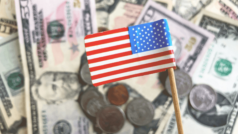 米国株投資を想起させる星条旗とドル紙幣の写真